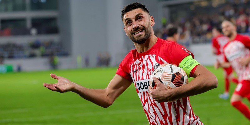 Vincenzo Grifo tỏa sáng với hat-trick